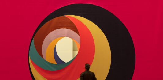 «Textiles instalativos: del medio al lugar», en el CAAC Sevilla