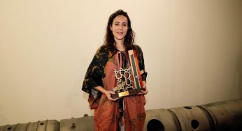 Laia Estruch realiza una performance en diálogo con una enorme instalación de Lolo & Sosaku