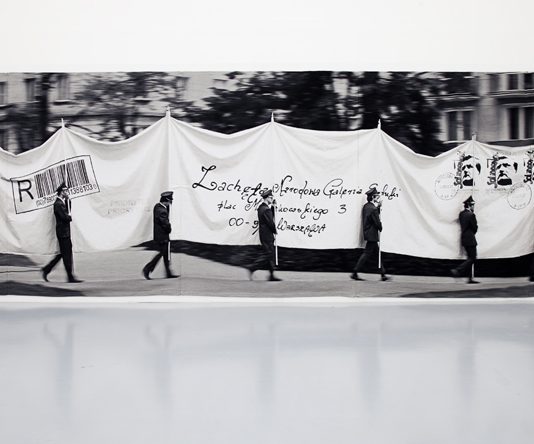 Tres instalaciones de Goshka Macuga en la Fundació Antoni Tàpies (Barcelona)