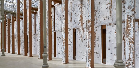 Una instalación de Carlos Bunga en el Palacio de Cristal (Madrid)