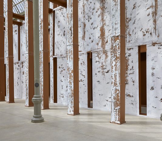 Una instalación de Carlos Bunga en el Palacio de Cristal (Madrid)