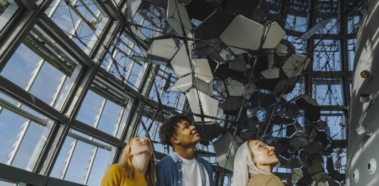 Una nueva instalación de Tomás Saraceno ocupa el mirador de la Torre Glòries (Barcelona)