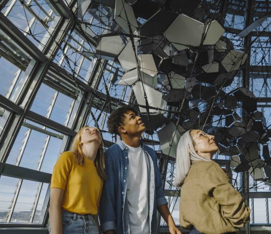 Una nueva instalación de Tomás Saraceno ocupa el mirador de la Torre Glòries (Barcelona)