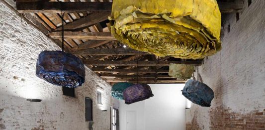 Rosas de chapa y laberintos del tiempo: la exposición de Francesca Leone en Venecia