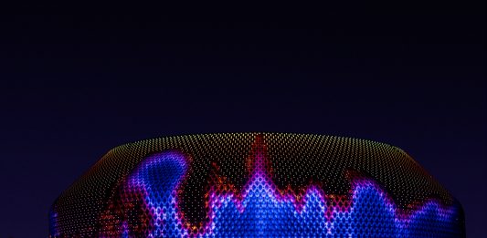 Daniel Canogar ilumina la fachada del Museo Reina Sofía (Madrid) con ‘Scrawl’