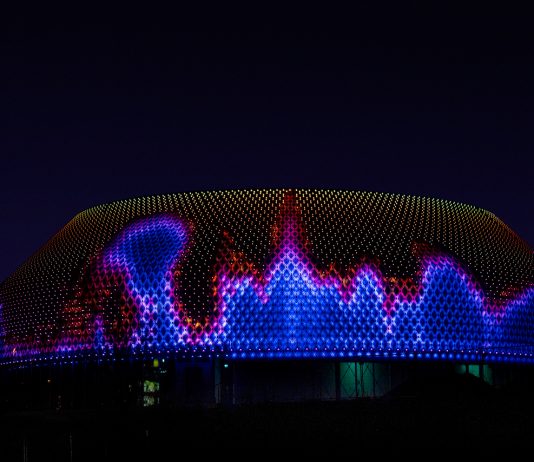 Daniel Canogar ilumina la fachada del Museo Reina Sofía (Madrid) con ‘Scrawl’