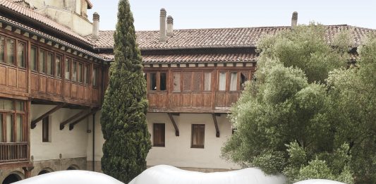 ‘Cuerpo Gris’: intervención efímera del colectivo Martillo Neumático en el claustro del Museo de Arte Sacro de Bilbao