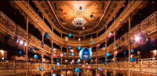 La obra celebratoria de Flávia Junqueira estalla en el Liceu (Barcelona)