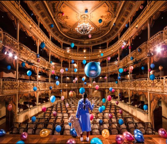 La obra celebratoria de Flávia Junqueira estalla en el Liceu (Barcelona)