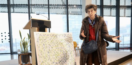 La célebre autora vasca, Esther Ferrer, interviene en la futura plaza elevada de Tabakalera (Donostia)