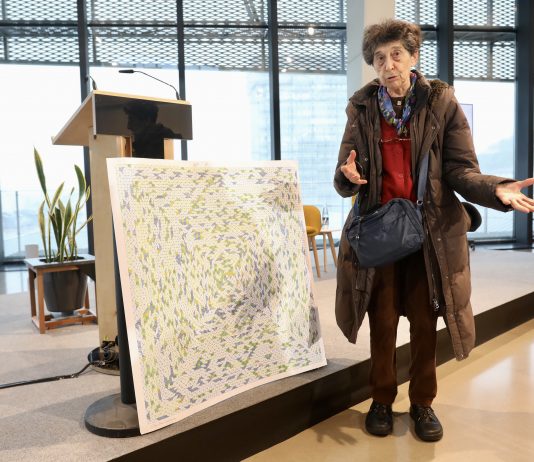 La célebre autora vasca, Esther Ferrer, interviene en la futura plaza elevada de Tabakalera (Donostia)