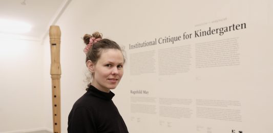 Ragnhild May interviene en las escaleras de Tabakalera (Donostia)