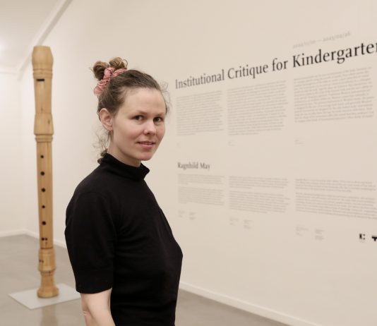 Ragnhild May interviene en las escaleras de Tabakalera (Donostia)