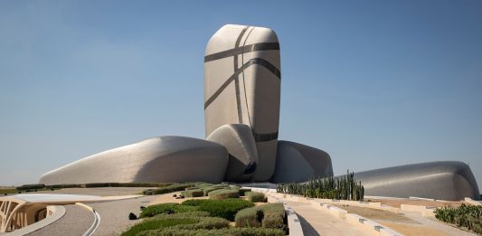 ¿Las personas LGBTQ+ pueden ir a bienales de arte acogidas por países con políticas opresoras?