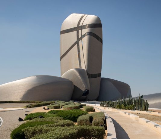 ¿Las personas LGBTQ+ pueden ir a bienales de arte acogidas por países con políticas opresoras?