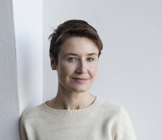 Cristina Lucas ofrece una conferencia performática en el Museu Nacional d’Art de Catalunya (Barcelona)