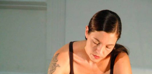 Lorena Wolffer, en colaboración con su hija Kira Sosa Wolffer, realizan una performance en el Museo Thyssen