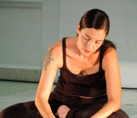 Lorena Wolffer, en colaboración con su hija Kira Sosa Wolffer, realizan una performance en el Museo Thyssen