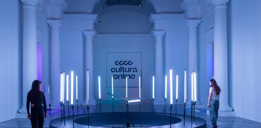 El CCCC presenta una exposición colectiva con 100 obras digitales y un montaje expositivo innovador