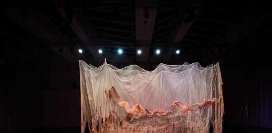 Una retrospectiva no convencional de Laura Lima flota en el MACBA (Barcelona)