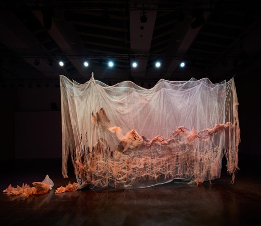 Una retrospectiva no convencional de Laura Lima flota en el MACBA (Barcelona)