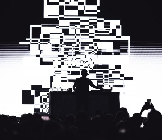 Ryoji Ikeda: estética minimalista y precisión matemática para el 30 Aniversario de Sónar (Barcelona)