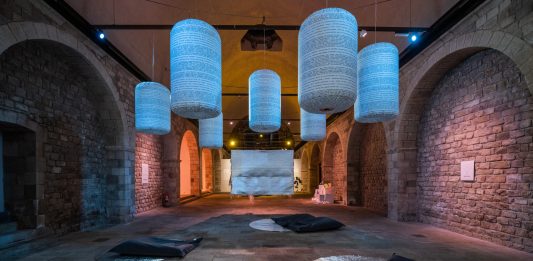 Últimas semanas para ver ‘Hipertèlia’ de Mónica Rikić en La Capella (Barcelona)