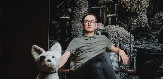 ‘A.I.C.C.A’, el perro robot de Mario Klingemann performa en el Espacio SOLO (Madrid)