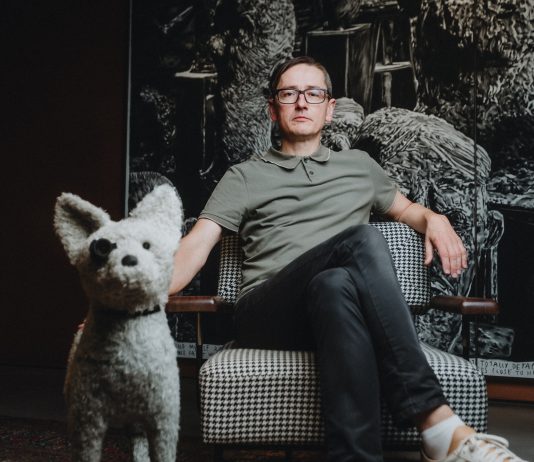 ‘A.I.C.C.A’, el perro robot de Mario Klingemann performa en el Espacio SOLO (Madrid)