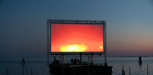 En Venecia vuelve el programa ‘Floating Cinema’. Entre lxs artistxs, también Antoni Muntadas.