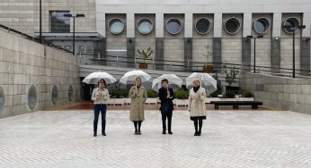 Una obra de larga duración de Esther Ferrer se expone en la plaza de Artium Museoa (Donostia)