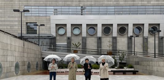 Una obra de larga duración de Esther Ferrer se expone en la plaza de Artium Museoa (Donostia)