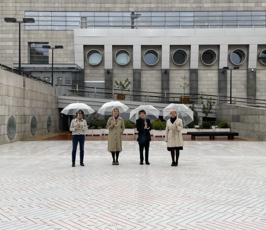 Una obra de larga duración de Esther Ferrer se expone en la plaza de Artium Museoa (Donostia)