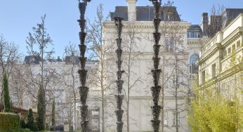 A lo largo de cuatro meses, Lynda Benglis expone una serie de obras en los jardines de Banca March (Madrid)