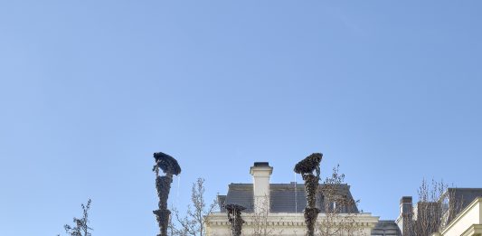 A lo largo de cuatro meses, Lynda Benglis expone una serie de obras en los jardines de Banca March (Madrid)