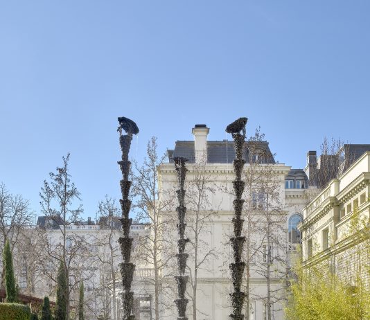 A lo largo de cuatro meses, Lynda Benglis expone una serie de obras en los jardines de Banca March (Madrid)