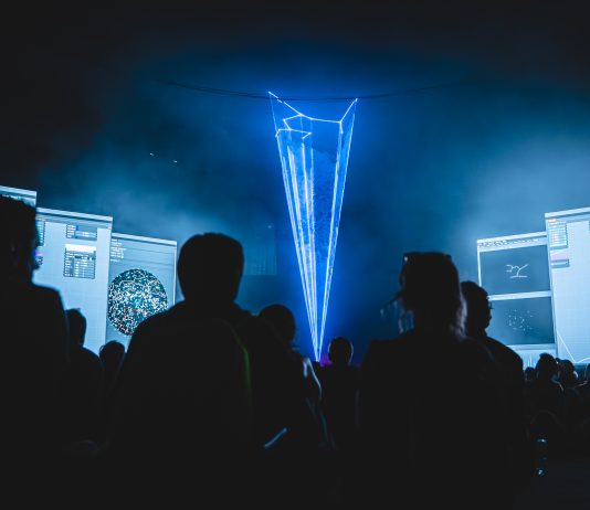 Sónar 2024 (Barcelona) reunirá a los pioneros electrónicos con las microescenas, y llevará la IA a otro nivel