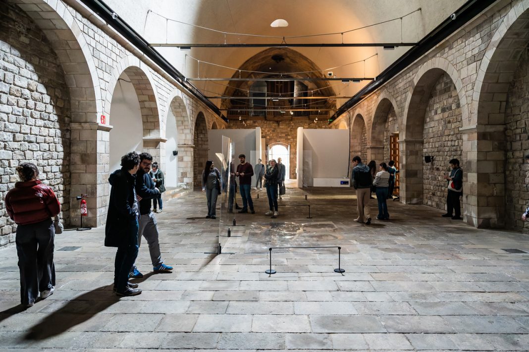 Performance en La Capella – [ARTefACTe5 – Programa Estàrter]https://www.exibart.es/repository/media/2024/05/i-8jcdsk7-X2-1068x711.jpg