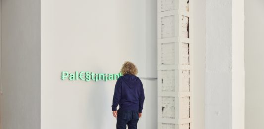 El dúo artístico Claire Fontaine expone en HAUS (Barcelona)