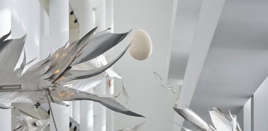 ‘Ensamble lunar para mares en alza’, de Petrit Halilaj y Álvaro Urbano, llena el atrio del MACBA (Barcelona)