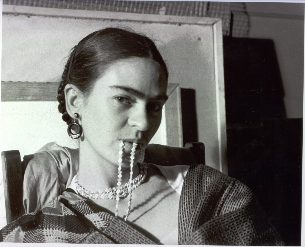 Carla Gutierrez – ‘Frida’https://www.exibart.es/repository/media/2024/11/1933_P0713_Frida_Bitting_necklace_by_Lucienne_Bloch-v2_Unknown_OSS_MULTIPLESOURCES_MSTR-1068x863.jpg