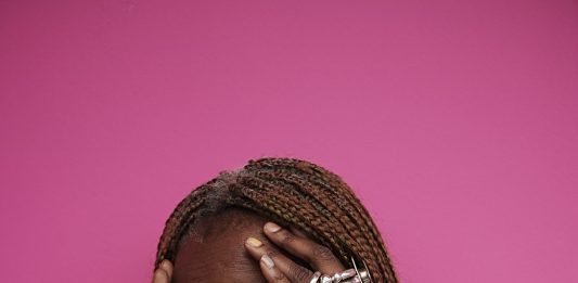 La curadora camerunesa-suiza, Koyo Kouoh, dirigirá la Bienal de Venecia en 2026