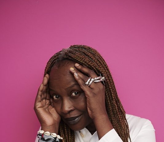 La curadora camerunesa-suiza, Koyo Kouoh, dirigirá la Bienal de Venecia en 2026
