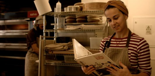 Lúcia Prancha y Christian Nyampeta en ‘Terrassa Comissariat 2025’