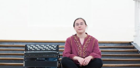 Garazi Navas y su acordeón en Tabakalera (Donostia)