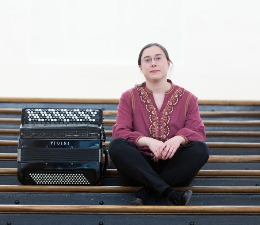 Garazi Navas y su acordeón en Tabakalera (Donostia)