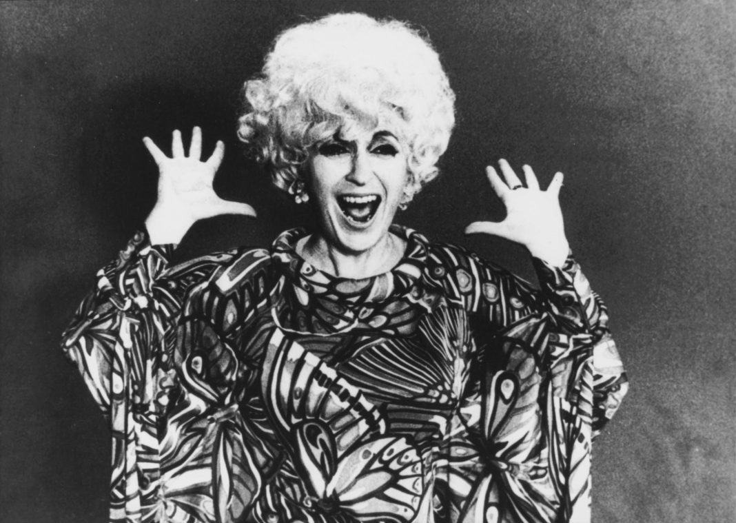 Cathy Berberian – ‘Stripsody’https://www.exibart.es/repository/media/2025/04/Cathy-Berberian-interpretant-la-seva-peça-Stripsody.-Autor-desconegut.-c.-1970.-web-1068x759.jpg