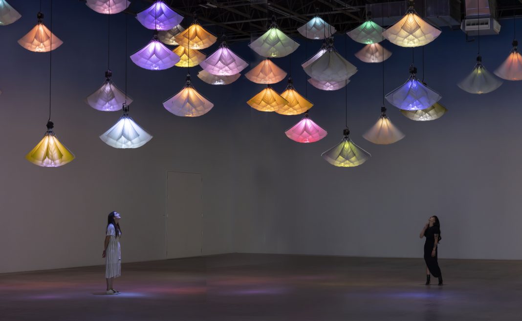 Studio Drift – ‘Meadow’ y ‘Amplitude’https://www.exibart.es/repository/media/2025/05/2_DRIFT.-Meadow.-Vista-de-la-instalación-en-Superblue-Miami-2021.-Foto-de-Oriol-Tarridas-2-1068x658.jpg