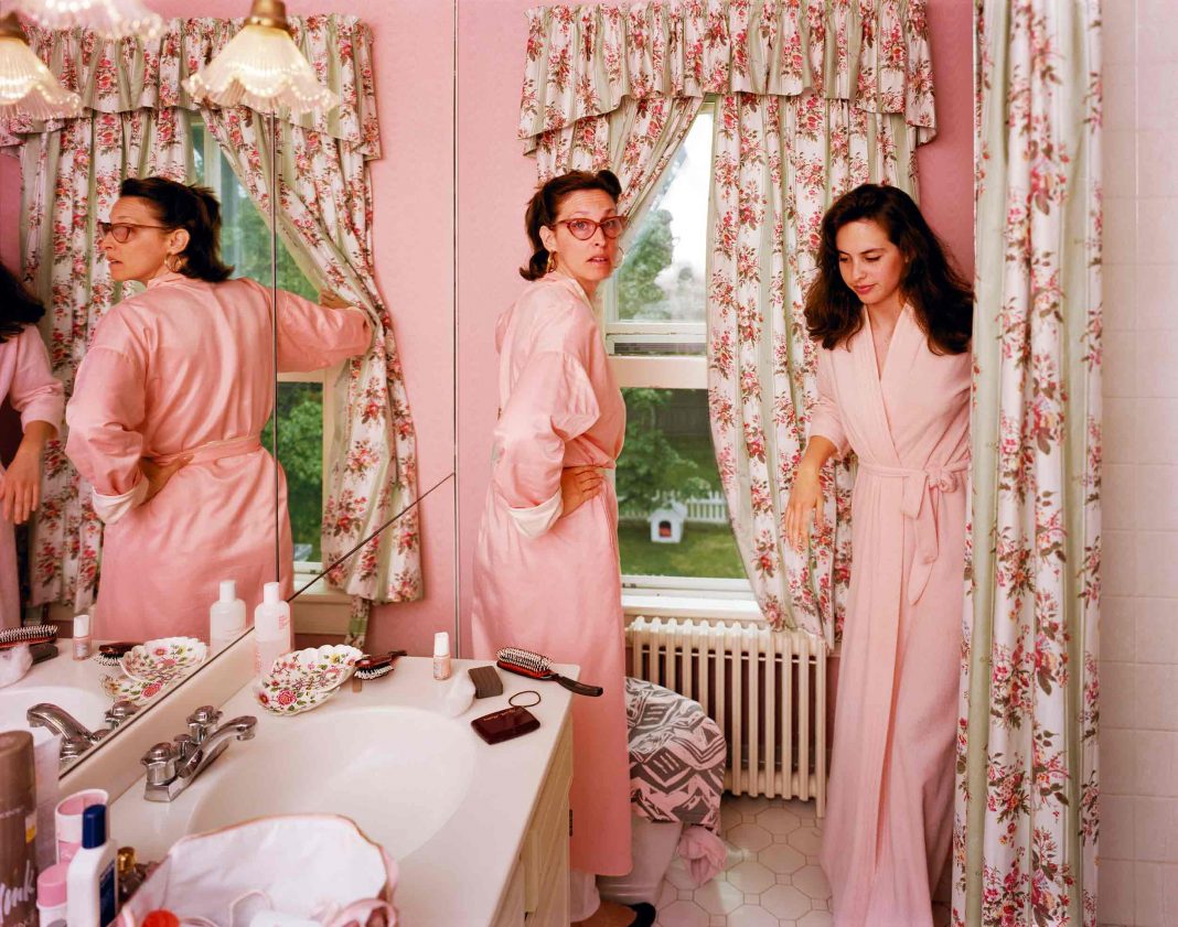 Tina Barney – ‘Lazos familiares’https://www.exibart.es/repository/media/2025/07/Jill-and-Polly-in-the-Bathroom-1987-1068x841.jpg