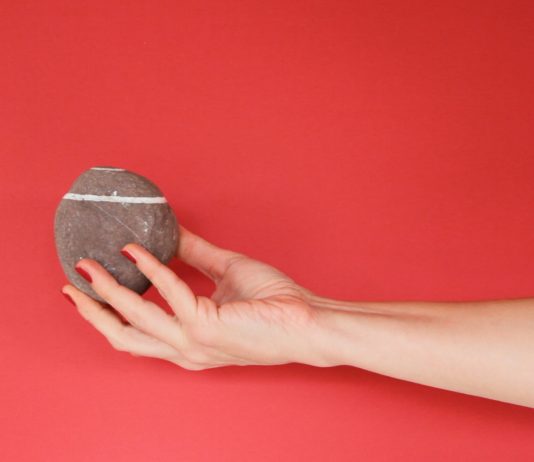 La Biennal B presenta ‘Pedrada’ de Marijo Ribas en el Casal de Cultura Can Gelabert (Binissalem)